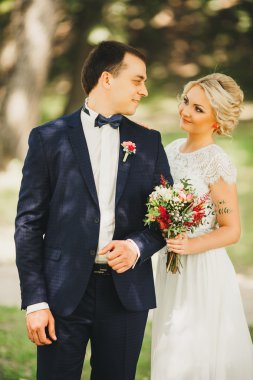 Romantik anlar dışında zevk genç Düğün çifti