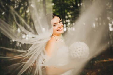 Güzel genç gelin düğün makyaj ve saç modeli ile