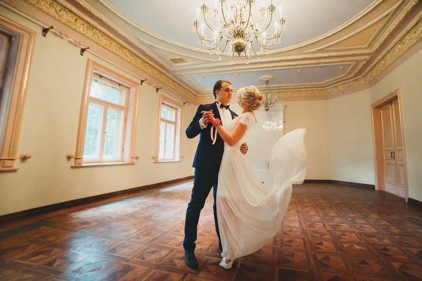 Tiro de casamento de noiva e noivo — Fotografia de Stock