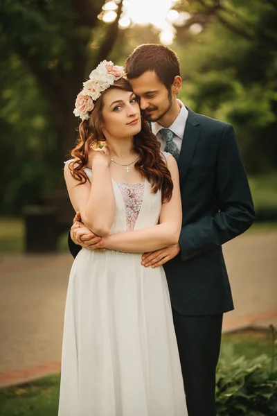 Braut und Bräutigam bei einem romantischen Moment am Hochzeitstag — Stockfoto