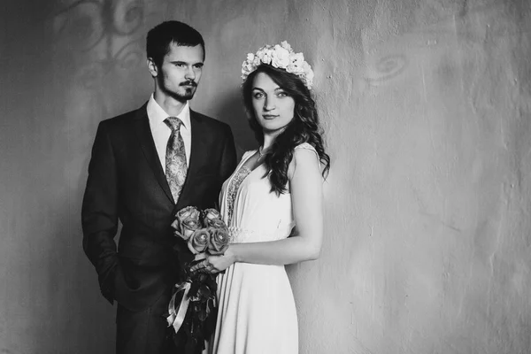 Braut und Bräutigam bei einem romantischen Moment am Hochzeitstag — Stockfoto