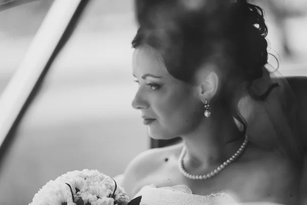 Mooie bruid in de auto — Stockfoto