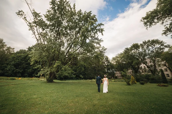 Mariés ayant un moment romantique le jour de leur mariage — Photo