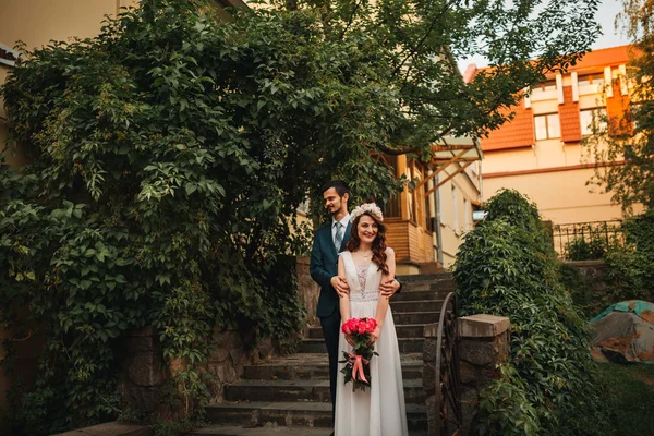 Noiva e noivo tendo um momento romântico em seu dia do casamento — Fotografia de Stock