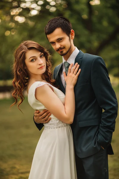 Novia y novio teniendo un momento romántico en el día de su boda —  Fotos de Stock
