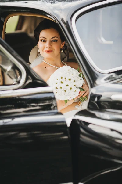 Bella sposa in macchina — Foto Stock