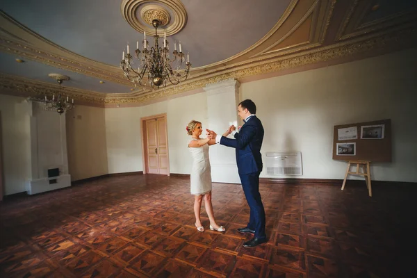 Gelin ve damadın düğün fotoğrafı.