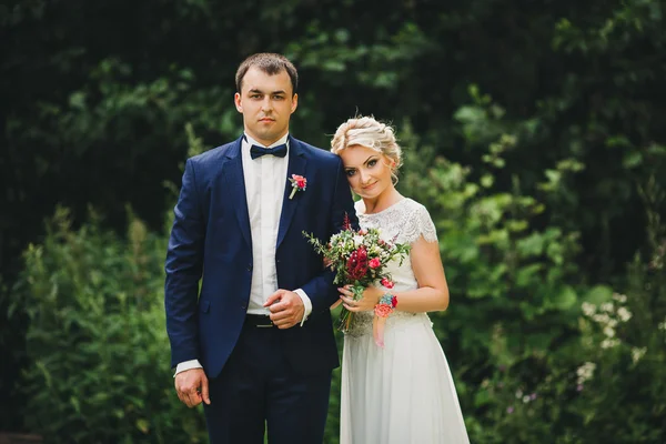 Bruden och brudgummen med en romantisk stund på sin bröllopsdag — Stockfoto