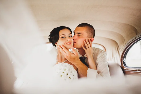 Bride and Groom in a car — Stock Photo, Image