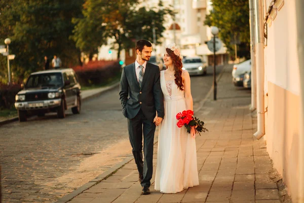 Gelin ve damadın düğün fotoğrafı.