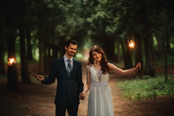 Hochzeitsfoto von Braut und Bräutigam — Stockfoto