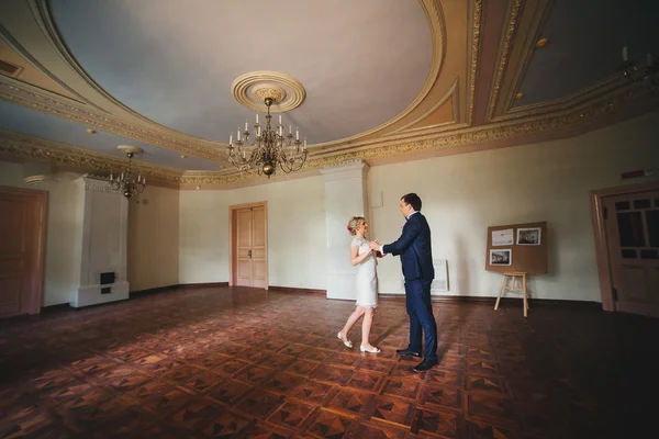 Tiro de casamento de noiva e noivo — Fotografia de Stock