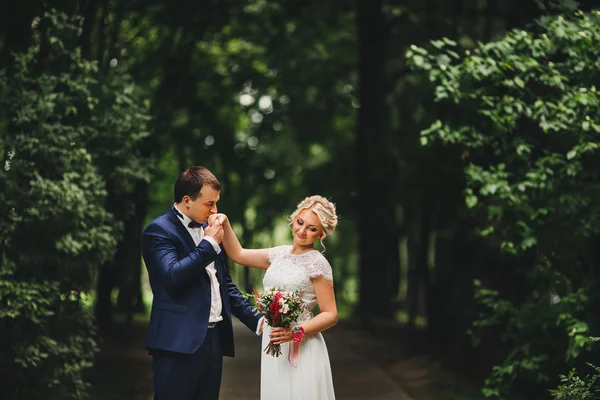 Bruid en bruidegom met een romantisch ogenblik op hun trouwdag — Stockfoto