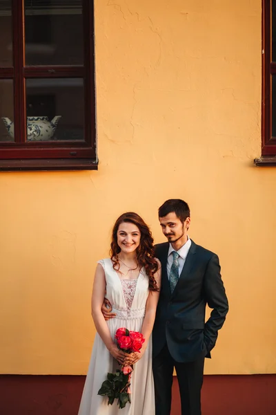 新娘和新郎有浪漫的时刻，在他们的婚礼上 — 图库照片
