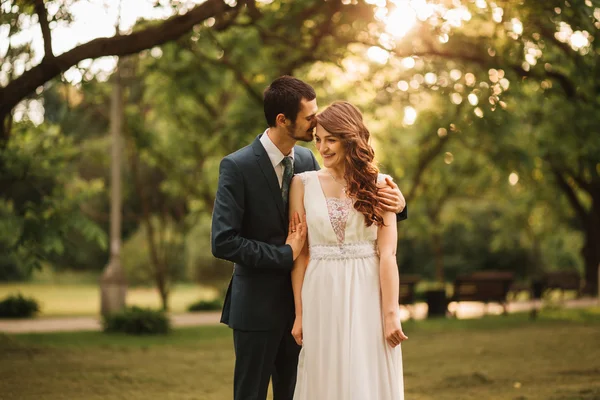 Braut und Bräutigam bei einem romantischen Moment am Hochzeitstag — Stockfoto