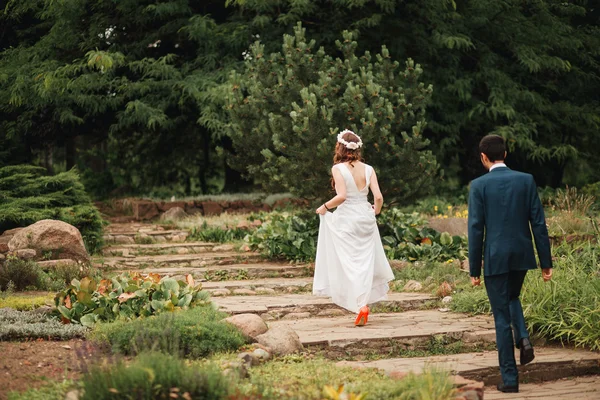 Tiro de casamento de noiva e noivo — Fotografia de Stock