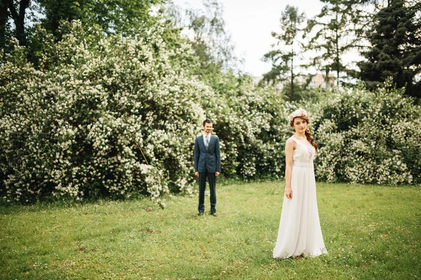 Noiva e noivo tendo um momento romântico em seu dia do casamento — Fotografia de Stock