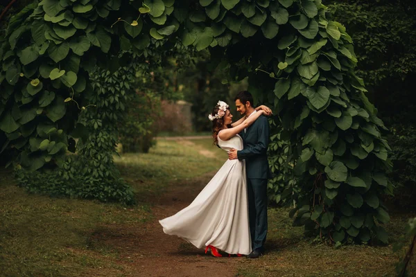 Sposo e sposo avere un momento romantico il giorno del loro matrimonio — Foto Stock