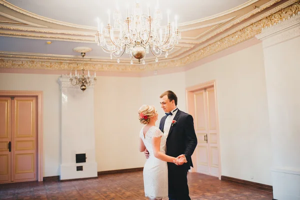 Noiva e noivo tendo um momento romântico em seu dia do casamento — Fotografia de Stock