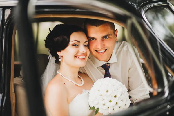 Menyasszony és a vőlegény az autóban — Stock Fotó