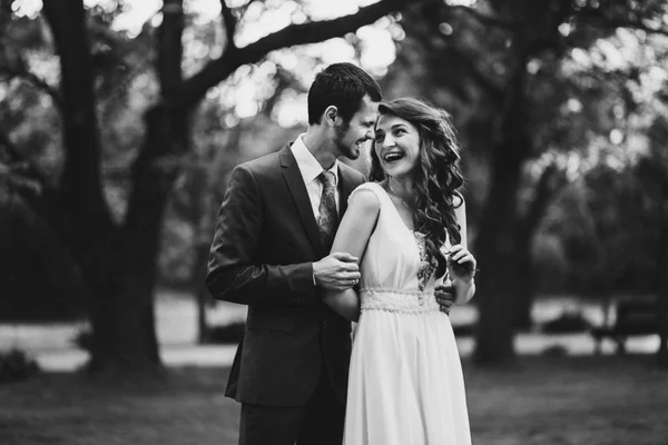 Braut und Bräutigam bei einem romantischen Moment am Hochzeitstag — Stockfoto