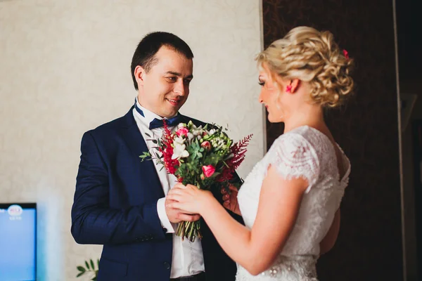 Svatební snímek nevěsty a ženicha — Stock fotografie