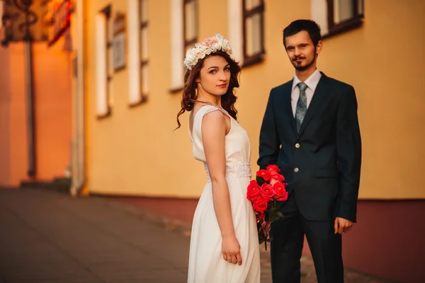 Nevěsta a ženich s romantickým posezením na jejich svatební den — Stock fotografie
