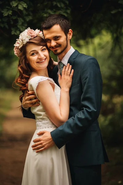 Novia y novio teniendo un momento romántico en el día de su boda — Foto de Stock