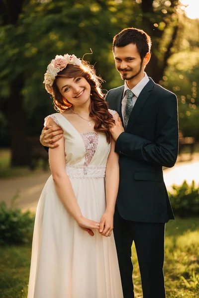 Noiva e noivo tendo um momento romântico em seu dia do casamento — Fotografia de Stock