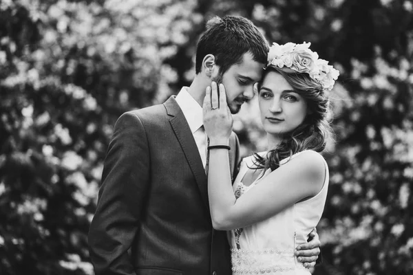 Braut und Bräutigam bei einem romantischen Moment am Hochzeitstag — Stockfoto