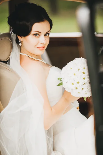 Beautiful bride in the car — Stock Photo, Image