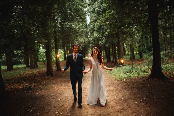 Braut und Bräutigam bei einem romantischen Moment am Hochzeitstag — Stockfoto