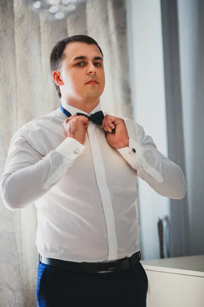 Porträt eines sexy Mannes im Anzug — Stockfoto