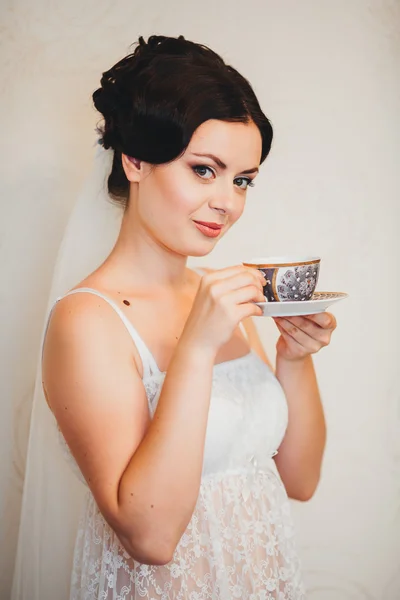 Feliz mañana nupcial. Novia preparándose. foto de boda . — Foto de Stock