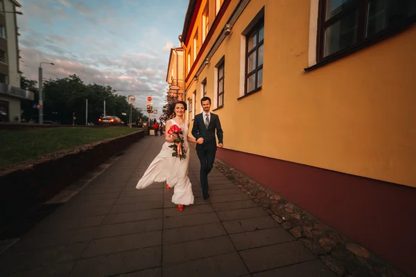 Noiva e noivo tendo um momento romântico em seu dia do casamento — Fotografia de Stock