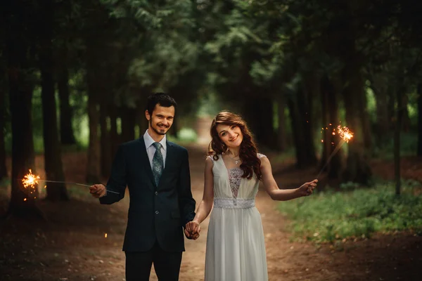 Sposo e sposo avere un momento romantico il giorno del loro matrimonio — Foto Stock