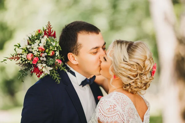 Braut und Bräutigam bei einem romantischen Moment am Hochzeitstag — Stockfoto