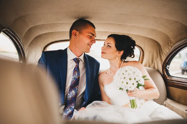 Bride and Groom in a car — Stock Photo, Image