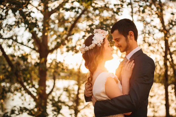 Noiva e noivo tendo um momento romântico em seu dia do casamento — Fotografia de Stock