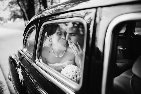Braut und Bräutigam im Auto — Stockfoto