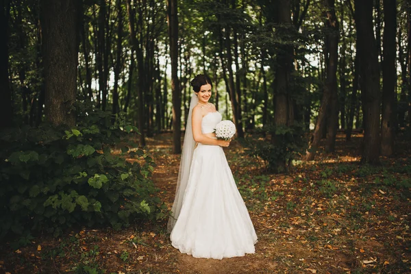 Güzel genç gelin düğün makyaj ve saç modeli ile