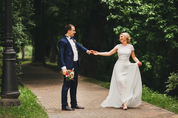 Mladá Svatební pár, se těší romantické okamžiky mimo — Stock fotografie