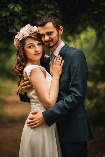 Mladá Svatební pár, se těší romantické okamžiky mimo — Stock fotografie