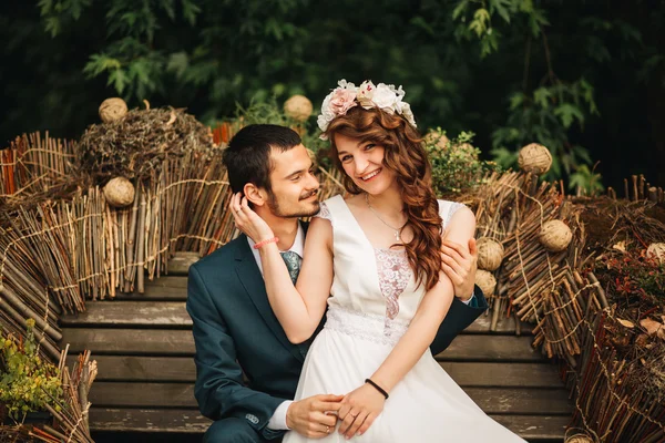 Joven pareja de boda disfrutando de momentos románticos fuera —  Fotos de Stock