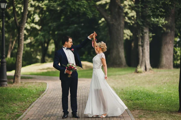 外ロマンチックな瞬間を楽しむ若い結婚式のカップル — ストック写真
