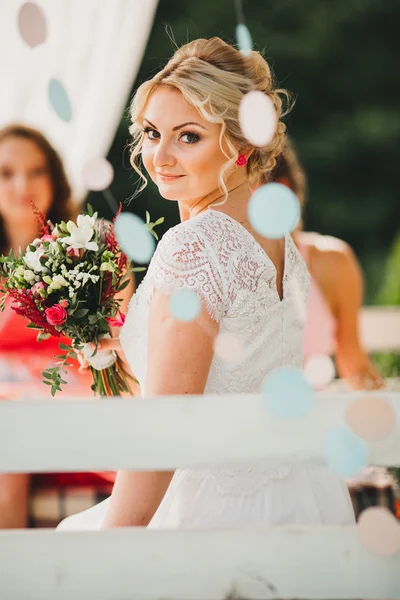 Hermosa novia joven con maquillaje de boda y peinado — Foto de Stock