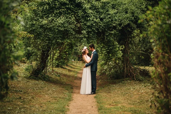 Junges Hochzeitspaar genießt romantische Momente draußen — Stockfoto