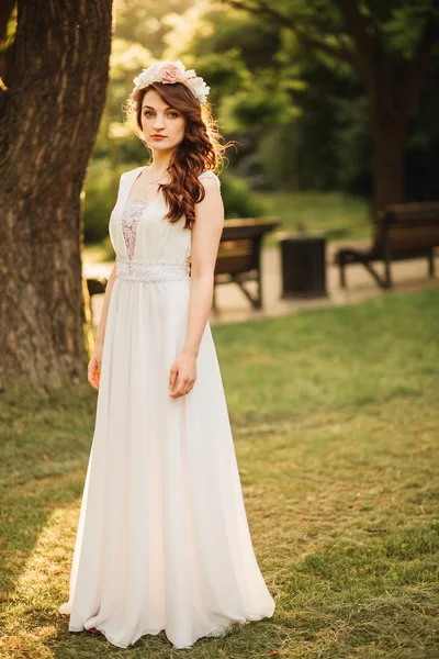 Güzel genç gelin düğün makyaj ve saç modeli ile