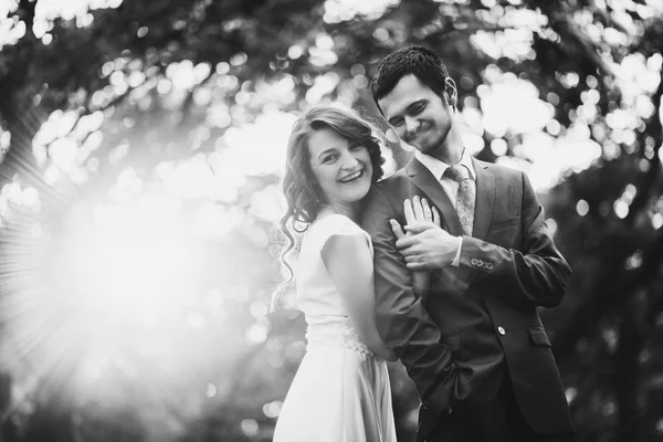 Giovane coppia di nozze godendo momenti romantici al di fuori — Foto Stock