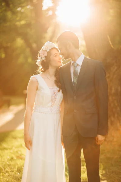 Joven pareja de boda disfrutando de momentos románticos fuera —  Fotos de Stock